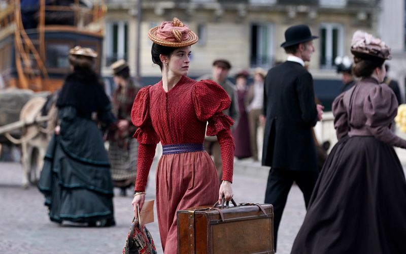 Adèle (Suzanne Lindon) ist aus der Normandie nach Paris gereist, um ihre Mutter zu finden. 
