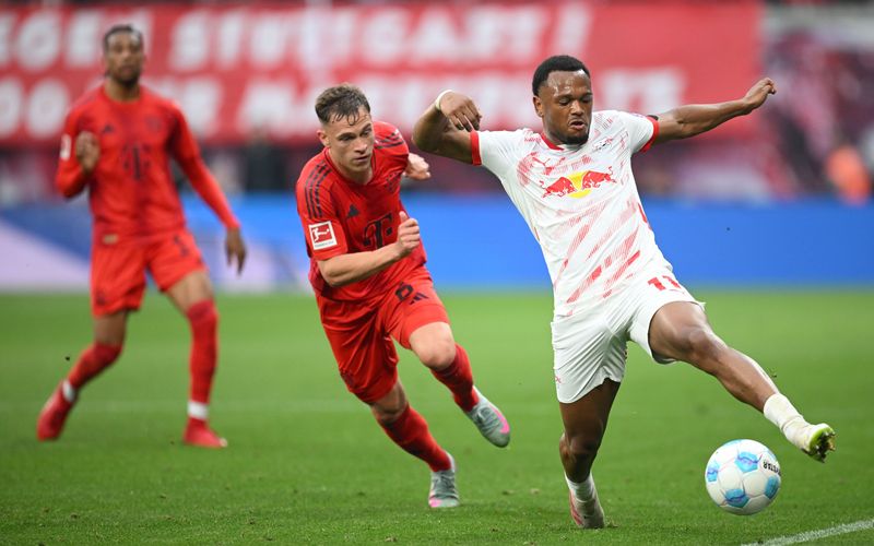 Bayern gegen Leipzig, diese Begegnung war in der Bundesliga zuletzt immer ein Versprechen für vieke Tore. Im Bild: Joshua Kimmich und Loïs Openda bei der letzten Begegnung der beiden Teams im Mai 2025 - damals ging es 3:3 unentschieden aus.
