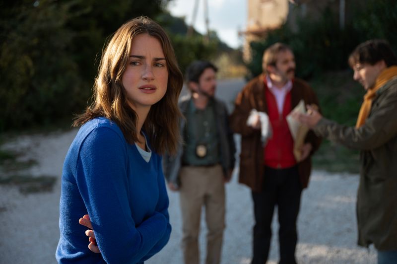 Die 20-jährige US-Studentin Amanda Knox (Grace van Patten) wird 2007 als Verdächtige zum Zentrum eines Mordfalles in Italien. Über Jahre sorgt er für Schlagzeilen. Knapp zehn Jahren nach dem finalen Urteil versucht die fiktionale Serie "The Twisted Tale of Amanda Knox" eine reflektierende Aufarbeitung des wahrhaft "verdrehten" Falles. 