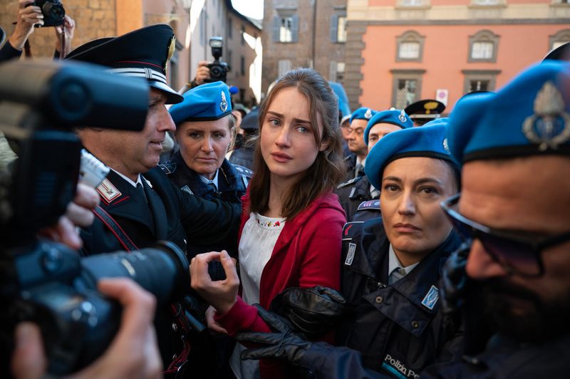 Amanda Knox (Grace van Patten) - unschuldiges Opfer der italienischen Justiz und sensationslüsterner Medien? Die Serie "The Twisted Tale of Amanda Knox" erzählt laut Produzentin K.J. Steinberg von den "verheerenden Auswirkungen falscher Narrative".