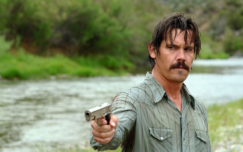 Lewelyn Moss (Josh Brolin, Bild) stößt in der Wüste auf den Schauplatz eines Verbrechens, wo er einen Koffer voll Geld entdeckt und diesen an sich nimmt. Fortan wird der Vietnamkriegsveteran von einem gnadenlosen Killer gejagt. "No Country for Old Men" (12. August, 23:05 auf Kabel Eins) ist ein packendes Drama, das die Coen-Brüder auf dem Höhepunkt ihres Könnens zeigt. Es ist nicht das einzige Meisterwerk der genialen Regie-Brüder, wie die Galerie zeigt.