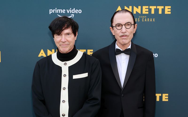Auf der Bühne geben sie sich extravagant und auch außerhalb zeigen Russell und Ron Mael von den Sparks Stil - vor allem Ron (rechts) mit seinem Strich von einem Oberlippenbart und dem Smoking mit Fliege. "When Do I Get To Sing 'My Way'" sang die Band in den 1990ern in Anspielung an einen Evergreen von Frank Sinatra - und gab sich damit mehr als bescheiden. Ihren eigenen Weg nämlich gehen die Brüder bis heute. Ihr letztes Album, "Mad!", erschien im Mai.