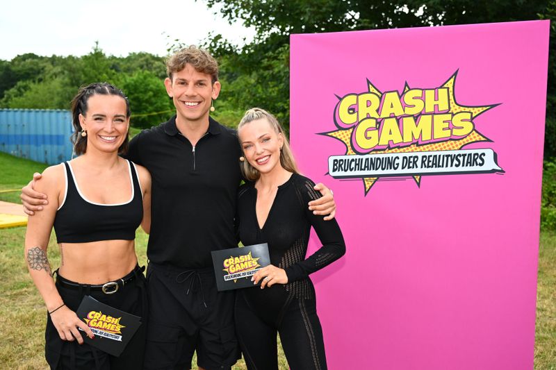 Julia Römmelt, Max Weißenböck und Laura Maria Rypa begleiten Reality-Sternchen bei wagemutigen Outdoor-Aufgaben.