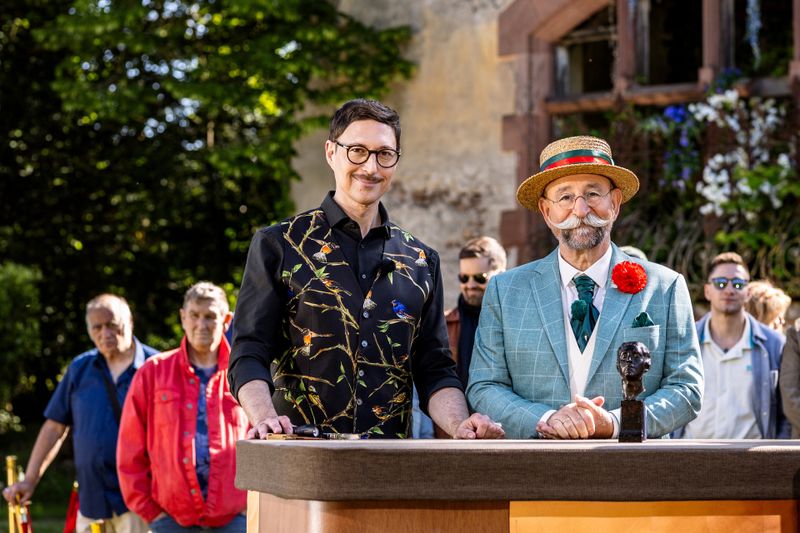 Eigentlich lässt sich Kunst-Experte Colmar Schulte-Goltz (links) nicht so leicht aus der Ruhe bringen. Doch dann erlebte er als Augenzeuge, wie der Besucher immer tiefer in die Gedankenwelt von Moderator Horst Lichter eindrang.