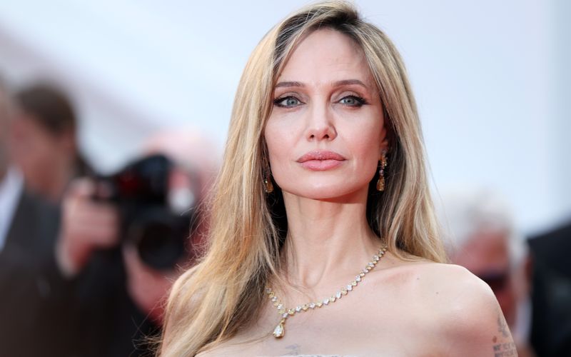 Für viele ist sie eine Königin: Doch Angelina Jolie hat tatsächlich blaues Blut! Nicht nur sie, auch zahlreiche weitere Hollywood-Stars sind entfernte Verwandte des britischen Königs Charles III. oder royaler Abstammung, wie unsere Bildergalerie zeigt ... 