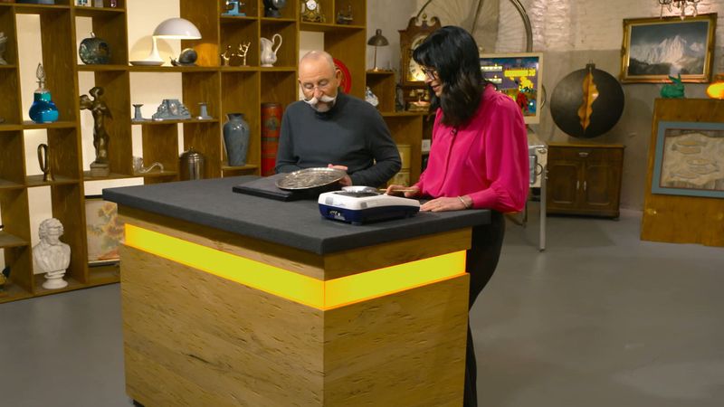 "Ach Gott im Himmel! Na, da ist ja was los", schaute Horst Lichter auf die vielen Münzen auf dem Tablett. Derweil tippte die Expertin Dr. Heide Rezepa-Zabel fleißig Zahlen in ihren Taschenrechner. "30 Münzen", schaute sie den Moderator vielsagend an. 
