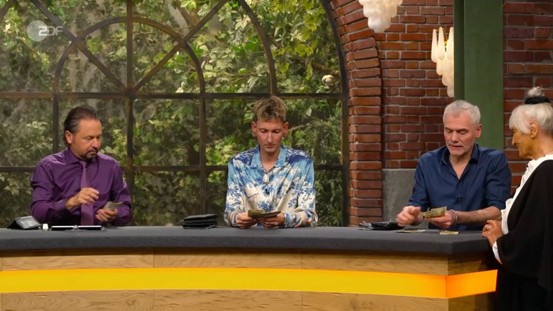 Seltener Anblick bei "Bares für Rares": Gleich drei Händler zückten ihre Portemonnaies und blätterten einen Batzen Geld auf den Tisch. Denn alleine wollte niemand den Risiko-Deal eingehen ...
