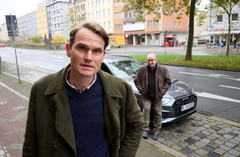 Hauptkommissar Felix Voss (Fabian Hinrichs, vorne) lässt sich von seinem Helfer und Fahrer Fred (Sigi Zimmerschied) zur Befragung von Lisa Blum bringen. War auch sie ein Opfer von Schönfeld? 