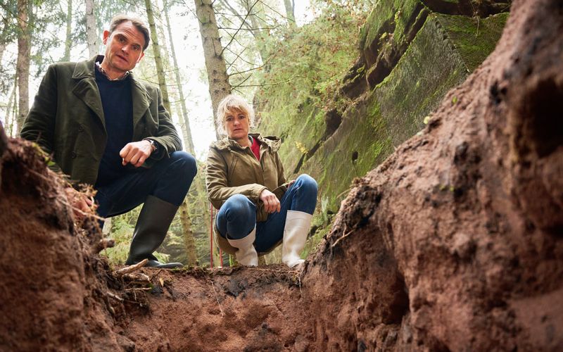 Felix Voss (Fabian Hinrichs) und Wanda Goldwasser (Eli Wasserscheid) staunten nicht schlecht, als sie in knapp zwei Metern tiefe eine skelettierte Leiche fanden.