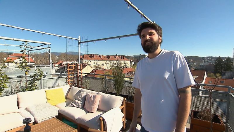 Armins Dachterrasse bietet eine wunderbare Aussicht auf die Stadt und die Berge.
