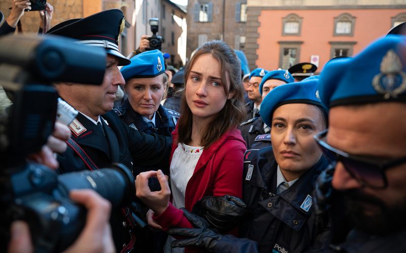 Vier Jahre saß Amanda Knox (Grace van Patten) in Italien unschuldig hinter Gittern. Fälschlicherweise war sie zuvor wegen des Mordes an ihrer Mitbewohnerin schuldig gesprochen worden. Dennoch umranken den Fall um den "Engel mit den Eisaugen" bis heute zahlreiche Mythen. 