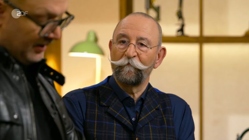Zunächst gab's aber eine Charme-Offensive von Moderator Horst Lichter in Richtung seines Experten Sven Deutschmanek: "Du funktionierst ja auch wie eine Uhr - wie ein handaufgezogenes Meisterwerk! Und ich bin maximal das Gehäuse."