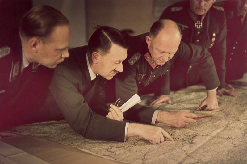 Hitler mit Alfred Jodl (rechts), Chef des Oberkommandos der Wehrmacht und engster Berater Hitlers, bei einer Lagebesprechung in der "Wolfsschanze" 1941.