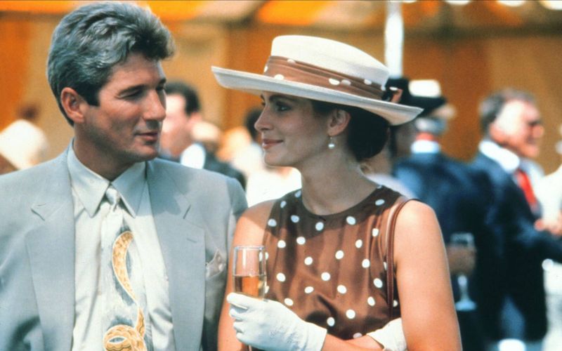 Julia Roberts war in den 1990er-Jahren unumstrittene Königin der romantischen Komödie. Der Sender Vox widmet dem Superstar am Samstag, dem 16. August einen ganzen Abend, mit zwei ihrer Klassiker aus den Anfängen ihrer Karriere: "Pretty Woman" (Bild, 20:15 Uhr) und "Notting Hill" (22:35 Uhr).  Wir indes heben nicht nur Julia Roberts aufs Podest, sondern zeigen auch, was aus den anderen Romcom-Darstellern der 90er wurde.