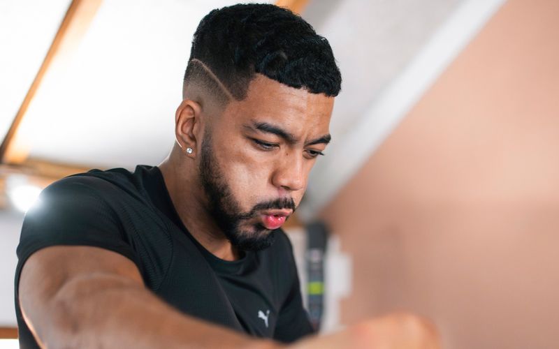 Fußballprofi Benjamin Henrichs galt mal als eines der größten deutschen Fußballtalente. Kurz vor Weihnachten 2024 verletzte sich der Spieler von RB Leipzig schwer: Er zog sich einen Achillessehnenabriss zu. Der Film begleitet den 28-Jährigen durch die Mühen der Reha und seine Sorgen um ein ungewisses Comeback.