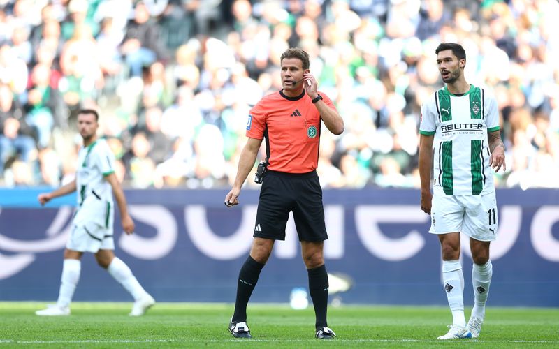 Felix Brych wurde mit der Partie Borussia Mönchengladbach gegen den VfB Stuttgart alleiniger Rekord-Schiedsrichter der Bundesliga.
