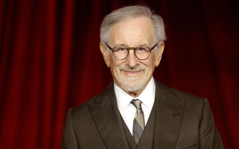 Steven Spielberg gehört zu den vielseitigsten Regisseuren Hollywoods. Mit Meisterwerken wie "E.T. - Der Außerirdische" und "Jurassic Park" prägte er das Blockbuster-Kino nachhaltig, und mit "Schindlers Liste" schuf er eines der eindrücklichsten Holocaust-Dramen. In unserer Rangliste zeigen wir anlässlich der Free-TV-Premiere von "Die Fabelmans" (17. August, 20:15 Uhr, Pro Sieben) die zehn besten Filme des Kinomagiers.