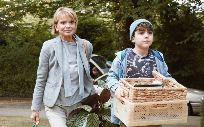 Momo (Fino Murteira Dayekh) hilft seiner Oma Irene (Uschi Glas) nicht nur beim Umzug in ihr neues zu Hause. 