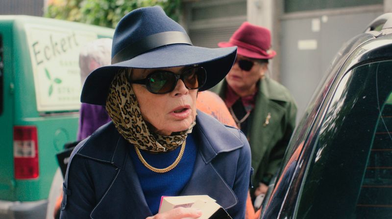 Als Irene (Uschi Glas) im ARD-Film "Wir vier und der Enkeltrick" Opfer eines Schockanrufers wird, beschließt sie mit ihren neuen Freundinnen, den Verbrechern das Handwerk zu legen. 