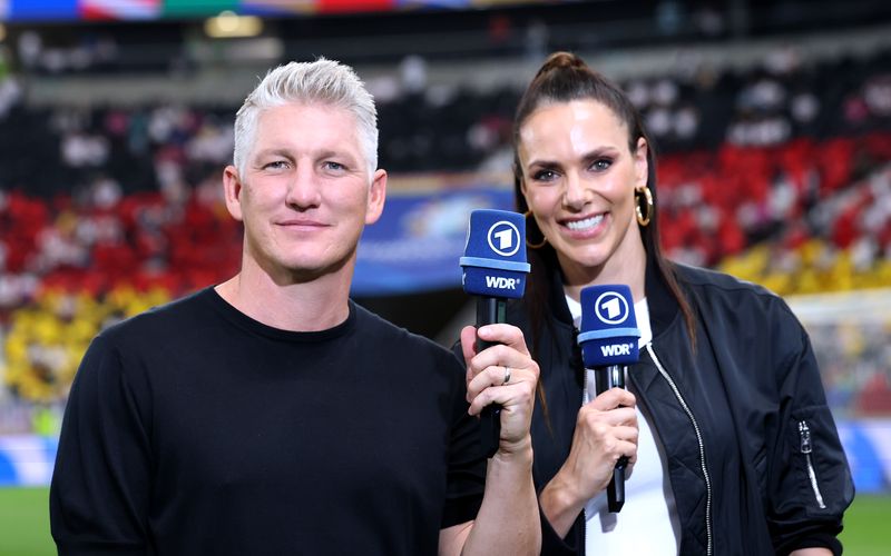 Bastian Schweinsteiger und Ester Sedlaczek sind ein eingespieltes Team bei den Fußball-Übertragungen der ARD.
