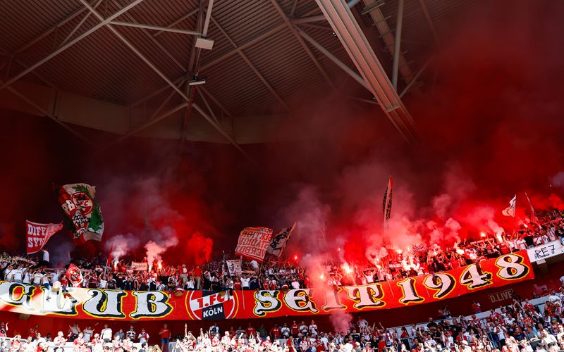 Rauchschwaden von den Rängen trübten beim Rhein-Derby auch auf dem Spielfeld zwischenzeitlich die Sicht.