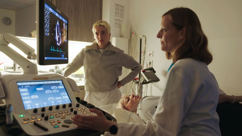 Die 29-jährigen Zwillinge Naomi und Joëlle während einer Herzuntersuchung bei Dr. Conchita Ruiz-Mohné im Krankenhaus in Porz am Rhein Köln. Die Zwillinge fühlen sich fit. Doch ob ihr Herz wirklich gesund ist, wissen sie nicht. 