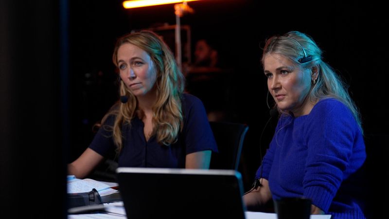 Medienpädagogin Saskia Nakari (links) unterstützt RTL-Reporterin Maria Mack beim TV-Experiment.
