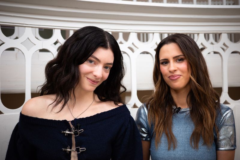 Die Sängerin Lorde (links) trifft die Moderatorin Salwa Houmsi zu einem Interview in Berlin. Sie verrät, wie sehr sie damals mit ihrer Essstörung zu kämpfen hatte: "Das waren harte Jahre, ich war nur damit beschäftigt, dünner zu werden." 