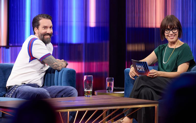 Alec Völkel von The BossHoss ist in der ersten Folge der neuen Staffel der Late-Night-Show "Karlsplatz" bei Eva Karl Faltermeier auf der Couch zu Gast.