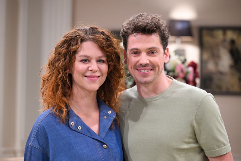 Johanna Graen und Anthony Paul sind das Traumpaar der neuen Staffel von "Sturm der Liebe". Dass es nicht immer leicht ist Freunde, Familie und die Arbeit unter einen Hut zu bekommen, erzählen die beiden im Interview. 