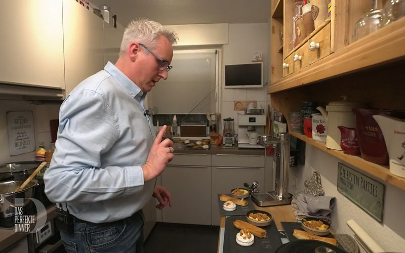 Spätestens beim dreiteiligen Dessert liegen Axels Nerven blank.