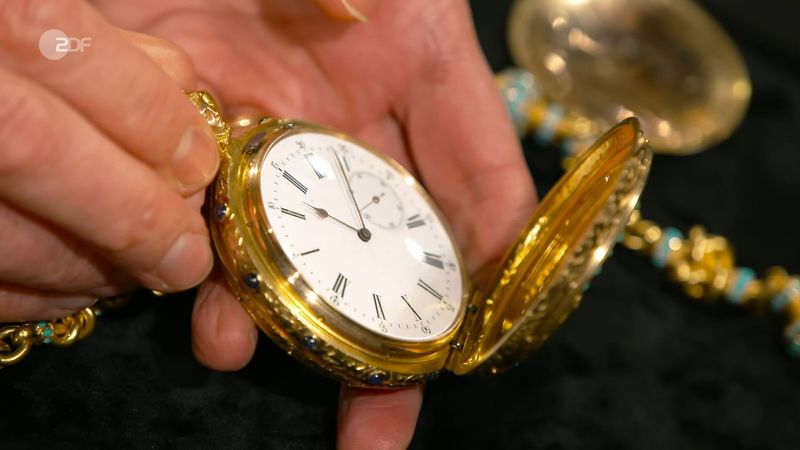 "Das ist eine Sternstunde, wirklich. In jeder Hinsicht", schwärmte sie. "Da ist aber ordentlich Gold verarbeitet", staunte Lichter über das üppige Prachtstück. "Zifferblatt tipptopp. Und allein die Farbe des Goldes", konnte sich Rezepa-Zabel kaum sattsehen. 

