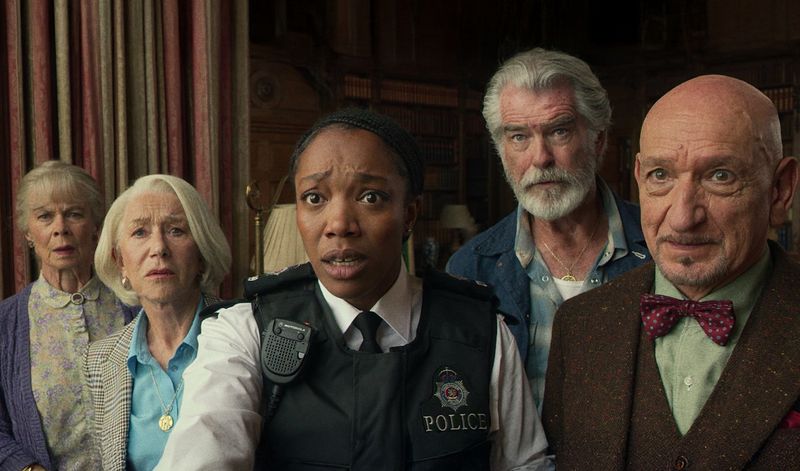 Joyce (Celia Imrie, links), Elizabeth (Helen Mirren, zweite von links), Ron (Pierce Brosnan, zweiter von rechts) und Ibrahim (Ben Kingsley) bringen sich und Polizistin Donna (Naomi Ackie) immer wieder in die Zwickmühle.