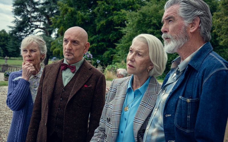 Die Mitglieder des Donnerstagsmordclubs (von links): Joyce (Celia Imrie), Ibrahim (Ben Kingsley), Elizabeth (Helen Mirren) und Ron (Pierce Brosnan). Das Quartett bringt sich mit seinen selbstbewussten Ermittlungen selbst in Mordverdacht.