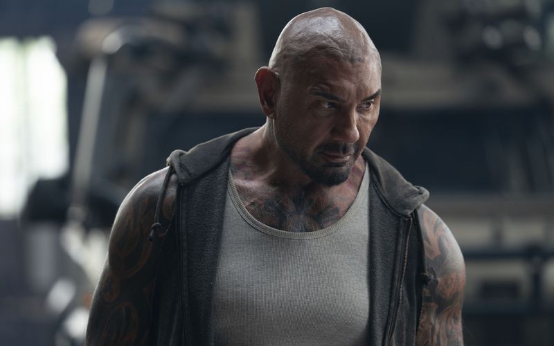 Hat weniger Haare auf dem Kopf als Indiana Jones, kann dafür aber viel kräftiger zuschlagen: Jake (Dave Bautista) ist darauf spezialisiert, in einer postapokalyptischen Welt alte Schätze zu finden.