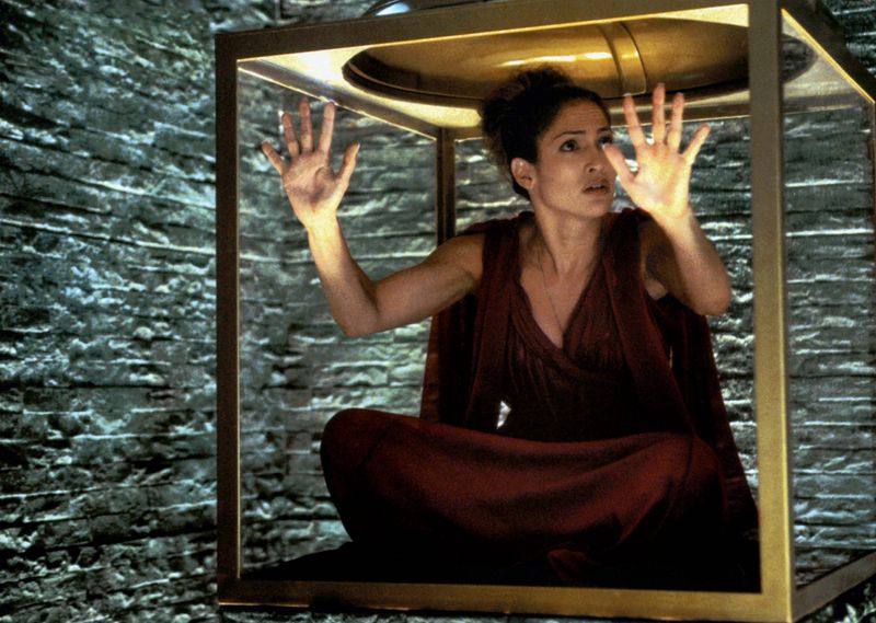 Tarsem Singhs "The Cell" manifestiert sich als Psycho-Thirller, doch selten gestaltete sich die Jagd auf einen Killer visuell so bildgewaltig wie hier: Jennifer Lopez spielt eine Psychotherapeutin, die mithilfe einer experimentellen Therapietechnik in das Unterbewusste eines im Koma liegenden Serienmörders eintaucht. Und das tut auch der Film, der für die Seelenlandschaft des Psychos visuell eindrucksvolle, mitunter surreale Bilder findet. 