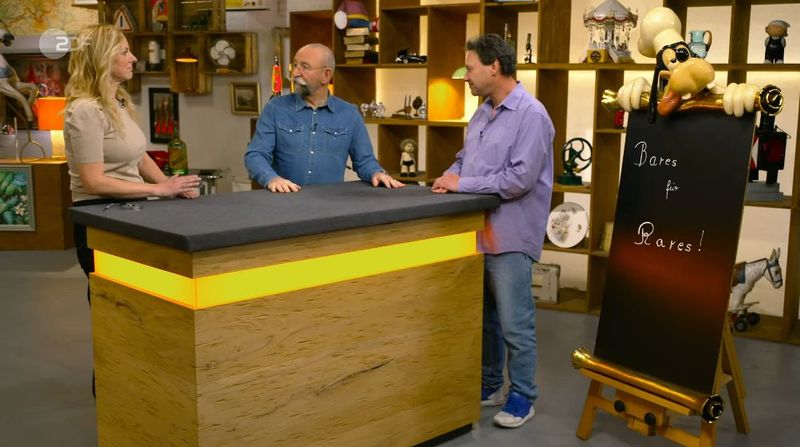 Die "Bares für Rares"-Woche begann vielversprechend: Jan (rechts) brachte eine Goofy-Tafel mit. Eigentlich stand die einst in seinem Lieblingsrestaurant, doch bei Umdekorierungen konnte sich der Geilenkirchener das Stück sichern. Nach einem Umzug hatte allerdings auch er keinen Platz mehr für den besten Fruend von Mickey Maus.