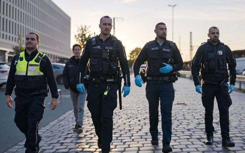 Wie sicher ist Deutschland? Dunja Hayali forscht nach - und begleitet unter anderem die Polizeistreife am Bremer Hauptbahnhof.

