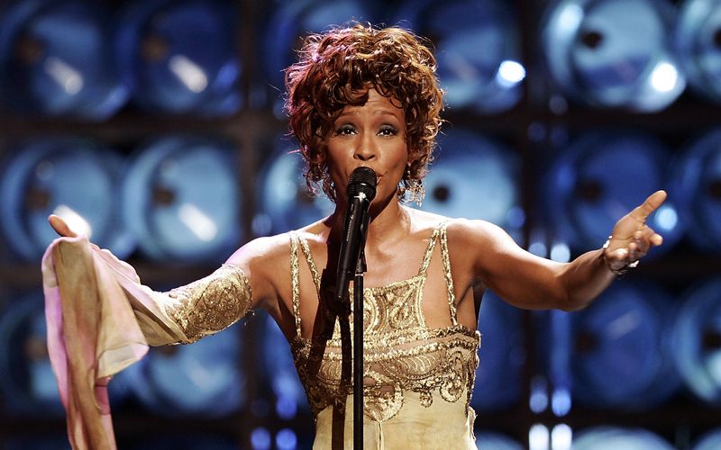 Wer hat oder hatte die schönste und ausdrucksstärkste Stimme der Popmusik? Darüber kann man trefflich streiten. Die vor 13 Jahren verstorbene Whitney Houston würde diesen Titel zweifellos verdient haben. Das ZDF würdigt die Sängerin mit der Ausstrahlung der Doku "Whitney Houston: I Wanna Dance with Somebody" (19. August, 22:45 Uhr), und bei uns eröffnet sie die - hemmungslos subjektive - Galerie mit den größten Stimmen der Popmusik-Geschichte.