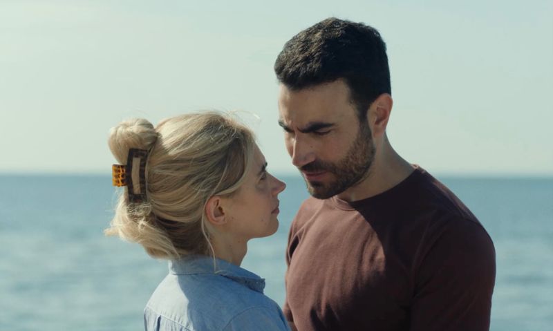 Simon (Brett Goldstein) und Laura (Imogen Poots) verbindet seit Jahren eine enge Freundschaft. 