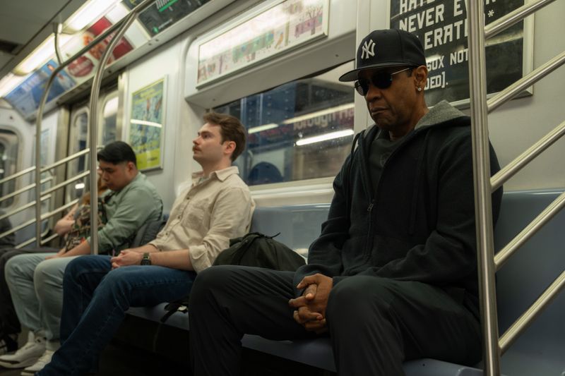 Apple verlegt Akira Kurosawas legendären Thriller "Zwischen Himmel und Hölle" auf die Straßen von New York: Dort muss sich Musikmogul David King (Denzel Washington) unversehens mit Erpressern auseinandersetzen.