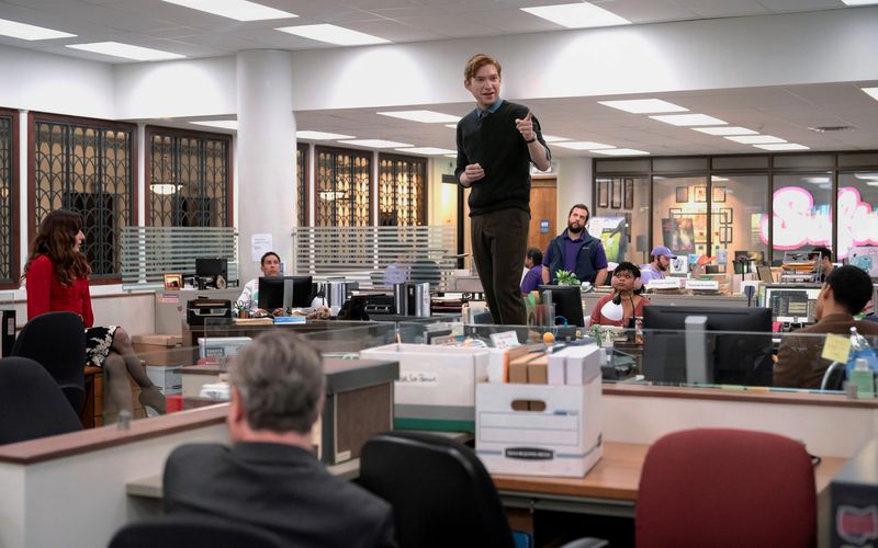 Szene aus der Büro-Mockumentary "The Paper": "In der Hauptrolle ist Domhnall Gleeson zu sehen."