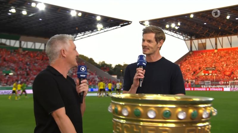 Der Neue an Bastian Schweinsteigers (links) Seite: Alex Schlüter.