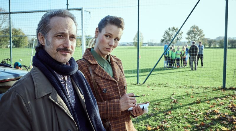 Nachdem Ferdinand Zankl (Michael Ostrowski) eine Leiche im Schuppen auf einem Fußballgelände gefunden hat, wird er von Kriminalhauptkommissarin Hermine Grill (Xenia Tiling) befragt.