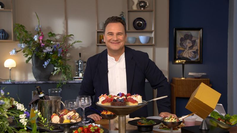 Guido Maria Kretschmer entdeckte seine Leidenschaft für Mode schon mit neun Jahren. Seit 2012 läuft "Shopping Queen" auf VOX. Auch "Guidos Deko Queen", seit 2021 im Programm, ist sehr beliebt bei den Zuschauern. 