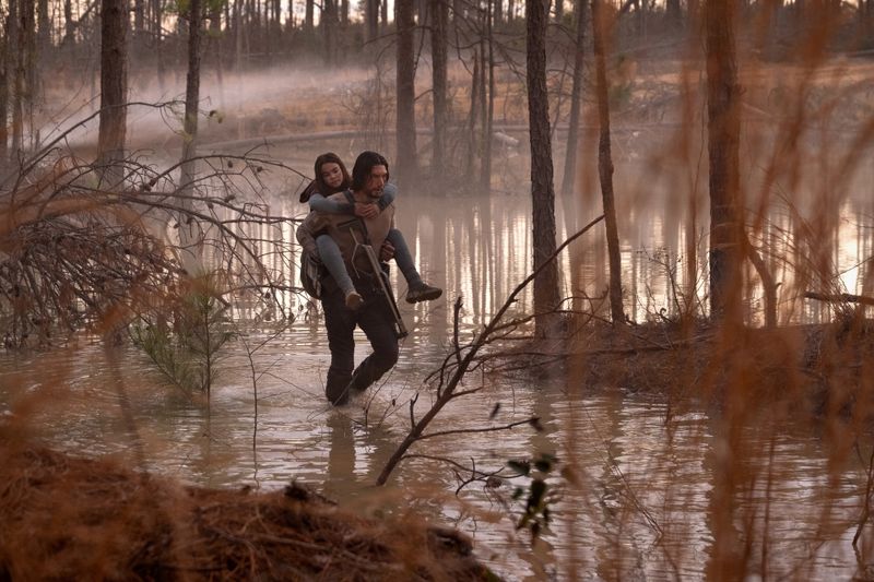 Mills (Adam Driver) und Koa (Ariana Greenblatt) müssen den Weg zu einer Rettungskapsel meistern. 