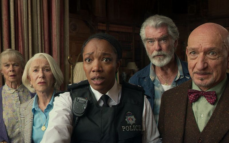 Joyce (Celia Imrie, links), Elizabeth (Helen Mirren, zweite von links), Ron (Pierce Brosnan, zweiter von rechts) und Ibrahim (Ben Kingsley) bringen sich und Polizistin Donna (Naomi Ackie) immer wieder in die Zwickmühle.