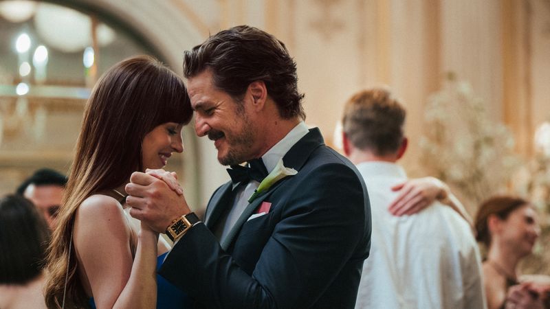 Einmal mehr schlägt im Kino die Stunde der Liebe. In "Was ist Liebe Wert - Materialists" (Bild) spielt Dakota Johnson (links, mit Pedro Pascal) eine Partneragentur-Mitarbeiterin, die sich bald zwischen zwei Männern findet: ihrem Ex-Freund John (Chris Evans) und ihrem steinreichen Kunden Harry (Pascal). Wem schenkt sie ihr Herz? Zum Kinostart des Films am 21. August präsentieren wir die besten romantischen Komödien aller Zeiten.

