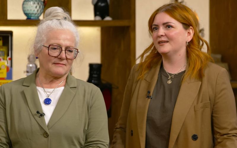 Doch von vorn: Ein "Dachbodenfund" aus einem alten Haus, das ihr Eltern sich gekauft hatten, sei das mitgebrachte Objekt, erklärte Felicitas, die mit Mama Monika zu "Bares für Rares" angereist war. Von daher hatte das Kinder-Tretauto für beide keinen emotionalen Wert. Und ihre kleine Tochter damit fahren lassen, wollte Feli wegen Sicherheitsbedenken auch nicht. 