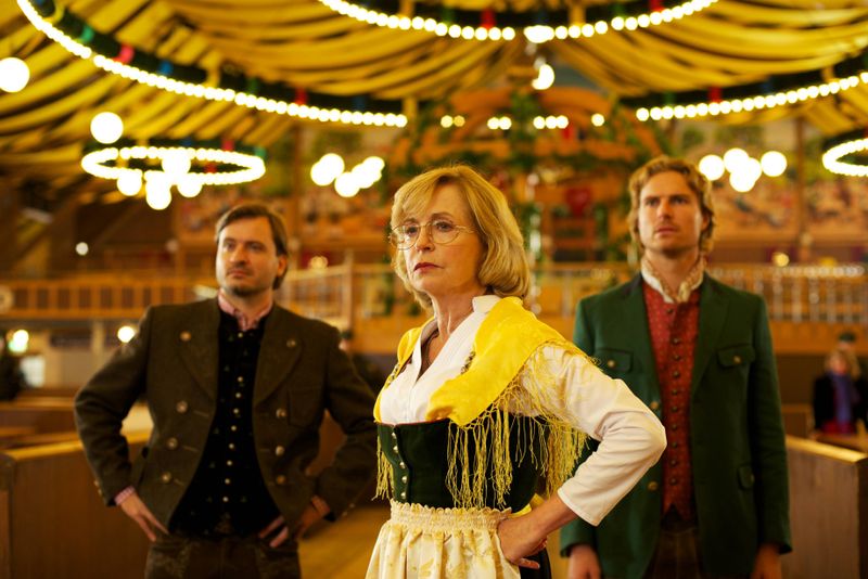 Auf ihre Besucher werden Betäubungsmittelanschläge verübt, dennoch wollen sie das Festzelt nicht schließen (von links): Georg Schemberg (Daniel Christensen), Kirsten Moosrieder (Gisela Schneeberger) und Korbinian Riedl (Leo Reisinger).